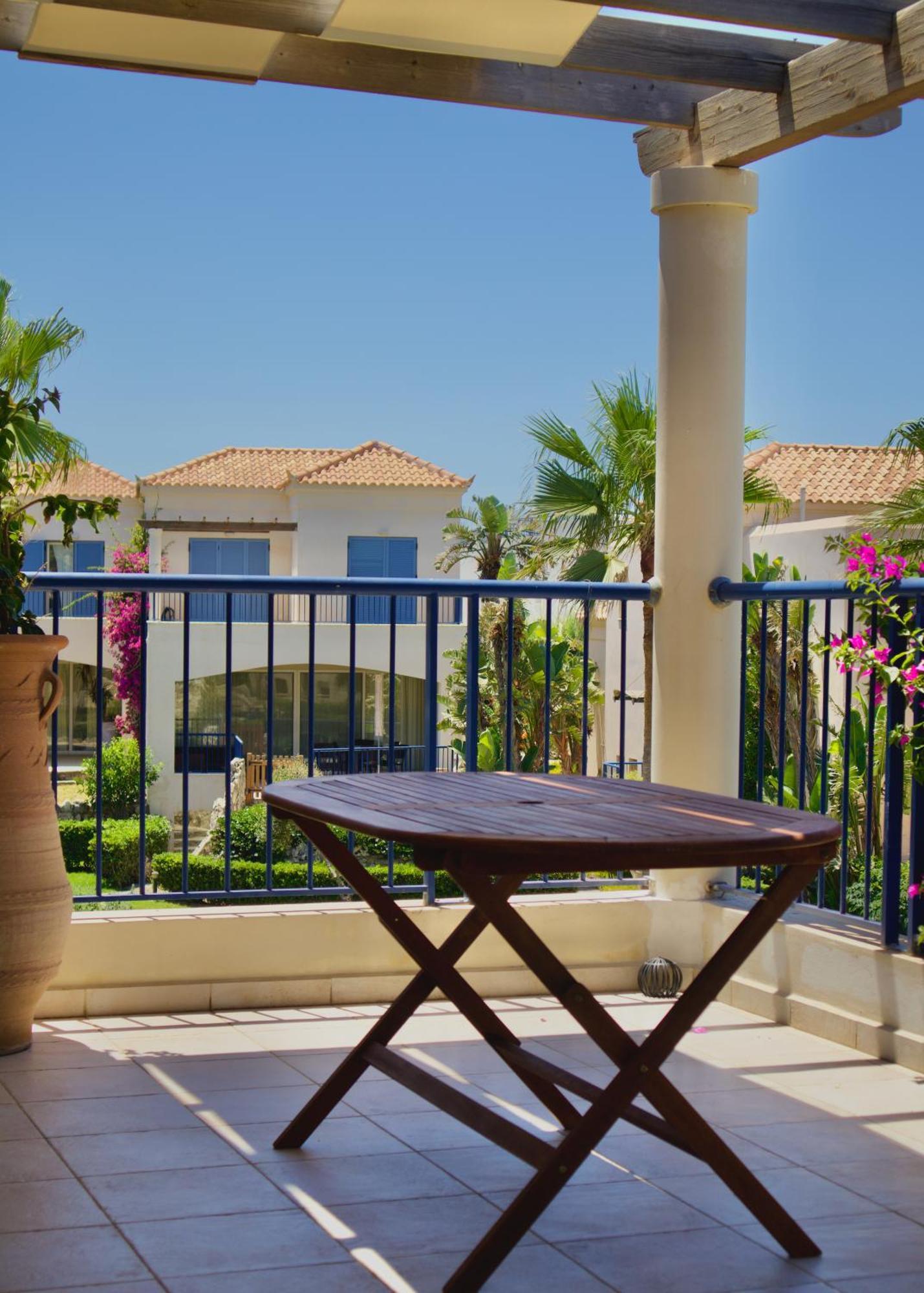 Resitour - Aphrodite Beachfront Pirgos Psilonerou Pokoj fotografie
